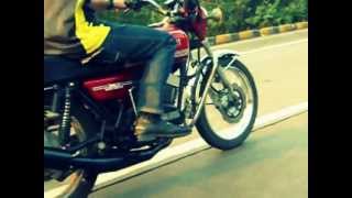 YAMAHA RD350 2 into 1 exhaust pipe [upl. by Aliam]