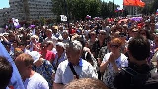 Donetsk crie à lindépendance sur la place de Lénine [upl. by Nahta]