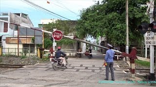 Bien Hoa City Người Gác Chắn Tàu Hỏa Khu Đường Ngang P Tân Mai Qua Phúc Hải Oct 29 2017 [upl. by Enilasor424]