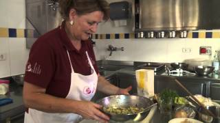 Knödel kochen mit Südtiroler Bäuerinnen Aus unserer Hand [upl. by Annovad]