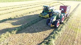 John Deere forager chopping grass  Fendt 924 carting [upl. by Mario]