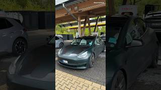 Das Kennzeichen ist pures Gold wert 🤩 Düsseldorf Tesla springonshorts [upl. by Ynahteb]