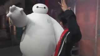 Baymax choca puño vida real Baymax fist bumps real life Español [upl. by Aihsirt]