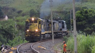 Trem passando devagar pela manutenção na via e debaixo de chuva com vagões plataformas em Três Rios [upl. by Adnilemreh29]