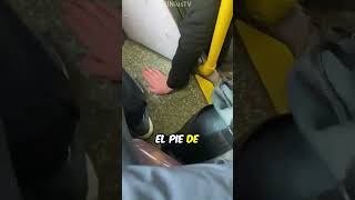 Pasajero CONFRONTA un ACOSADOR en el AUTOBÚS [upl. by Hairu]