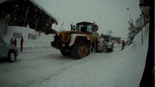 Déneigement de la station les Saisies à laide dune chargeuse Komatsu wa320 [upl. by Enileuqkcaj]