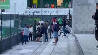 Treino de futebol em Coimbrões termina em confrontos entre adeptos e membros da equipa 📽️ [upl. by Alaekim]