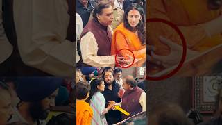 Mukesh Ambani Holds Radhika Merchant and Shloka Mehta To Protect From Crowd at Lalbaugcha Raja 2024 [upl. by Barthol]