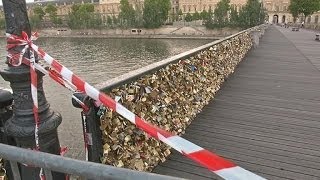 Un grillage du pont des Arts cède sous le poids des quotcadenas damourquot  0906 [upl. by Aicilat]