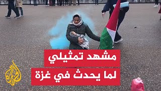 مشهد تمثيلي أمام البيت الأبيض يجسد القصف الإسرائيلي على غزة [upl. by Aicire]