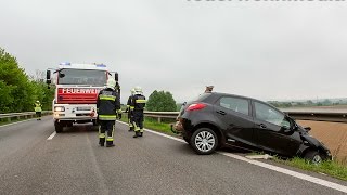 Pkw steckt auf der B218 unter einer Leitschiene [upl. by Charley]