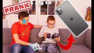 PRANK  JOFFRE UN FAUX IPHONE 11 PRO À MON PETIT FRÈRE DE 8 ANS   Néo The One [upl. by Ikcin]