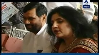 Tejashwi questions Ram Vilas Paswans wife after Chirag Paswan pointed out age controvers [upl. by Doley651]