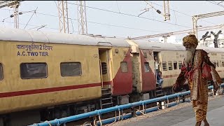 22717 rajkot to secunderabad  secunderabad sf express  Vadodara arrival time MWThu1126am [upl. by Nattirb994]