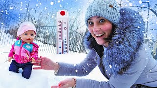 La bambola Baby Born gioca fuori Tanta neve nel parco giochi per bambini Come una mamma [upl. by O'Brien]