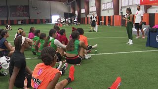 Estudiantes de Lancaster reciben la visita de hispana embajadora de la NFL  Telemundo 39 [upl. by Nosille]