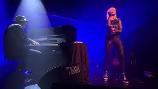 Metric « Gimme Sympathy » acoustic version Les Étoiles 19102023 Paris France [upl. by Cardon]