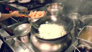 王师傅～新马菜系鲜虾干炒河粉 Wok cooking Stir fried flat rice noodle with prawn [upl. by Rafaela]