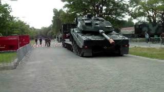 Leopard 2a6 Driving OnOff A Trailer  Landmachtdagen 2009 [upl. by Thalassa]