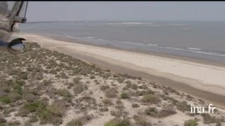 Madagascar  lagune littorale et salines dans la région de Bélosurmer [upl. by Aniv]