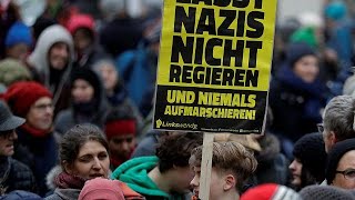 Proteste a Vienna quotNon lasciate nazisti governarequot [upl. by Olgnaed301]