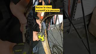 Décoller du vieux préventif dun pneu de vtt à la perceuse ça fonctionne et cest satisfaisant [upl. by Ahtnamas]