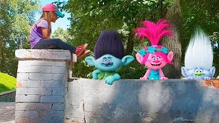 Trolls and Humpty Dumpty sat on a wall Song for kids Тролли и Юля Песенка про ШалтаяБолтая [upl. by Cahan382]