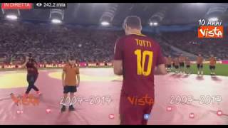 Totti si toglie la fascia di Capitano della Roma e la regala a un bimbo [upl. by Lexine627]