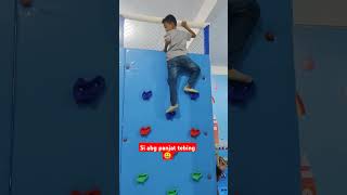 Si abg keren bisa Panjat tebing panjattebing playground viralvideo shorts [upl. by Uird]