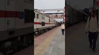 station per khadi dusri train 🚂 Ko piche se mara dhakka😱 train railway indianrailways facts [upl. by Redleh]