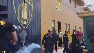 Ayacucho Trabajadores del INPE se enfrentan a la policía [upl. by Akoyin]