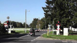 Bahnübergang quotOberbenrader Straßequot Krefeld  Museumsbahn quotSchluffquot nach Crefeld Nord [upl. by Gowon]