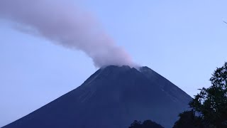 MERAPI ERUPSI KUBAH TENGAH SEMBURKAN ASAP TEBAL [upl. by Adnaluy]