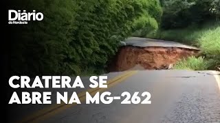 Cratera se abre em Minas Gerais e engole 70 metros de rodovia após chuva [upl. by Acacia]