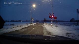 Autobus jedzie przez przejazd na czerwonym świetle Droga Różanystok  Brzozowo [upl. by Aynik]