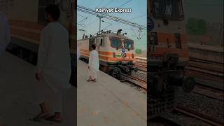 12226 Kaifiyat Express Arrival at Saraimeer Railway Station trainlovers railexpress [upl. by Durrace]