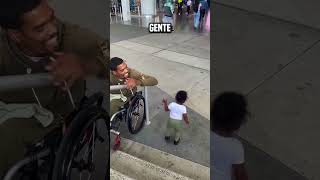 niño empuja a su padre por las escaleras😮 shortsvideo [upl. by Ahsinnor576]