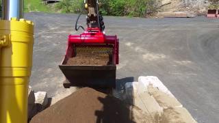 Lloyd R7 Screening bucket screening wet topsoil with high clay [upl. by Assenov]