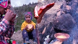 cocina en las piedras y hornea pan en un horno [upl. by Eryt]