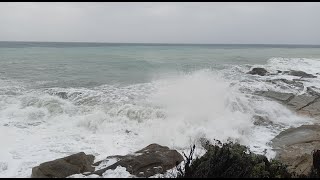 Mareggiata a Bordighera le onde raggiungono la passeggiata e gli stabilimenti balneari [upl. by Cleave]