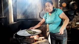 Preparando unos blanquillos con cebolla y hoja de platano [upl. by Meedan]