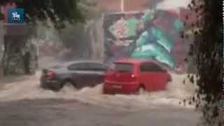 Chuva forte alaga ruas da Vila Madalena em SP [upl. by Aklam560]