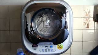 Lavadora Electrolux Mini Silent 3 kg LFE03  Lavando um protetor de colchão de casal [upl. by Warton]