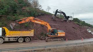 Hidromek vs Doosan Ekskavatör Heyelan Kaldırma Çalışması [upl. by Analeh380]