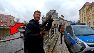 On Pêche à laimant au Centre de Berlin  Cest Incroyable [upl. by Ailedo259]