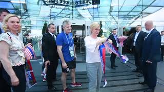 Predsjednika Kolinda GrabarKitarović ispred hotela Radisson Blu [upl. by Dun542]