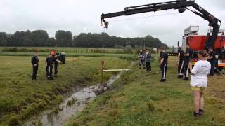 Verkleumd paard uit sloot gered [upl. by Sidoma]