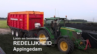 Loon en boomkapbedrijf Redelijkheid aan het inkuilen van gras [upl. by Chane]