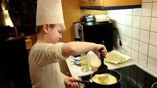 Tobias beim Palatschinken Kochen 2011 [upl. by Gizela]