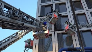 VIER DLK IM EINSATZ AM HOCHHAUS  DrehleiterBallett beim Fassadenbrand  Schwerstarbeit  E [upl. by Ardnoel]